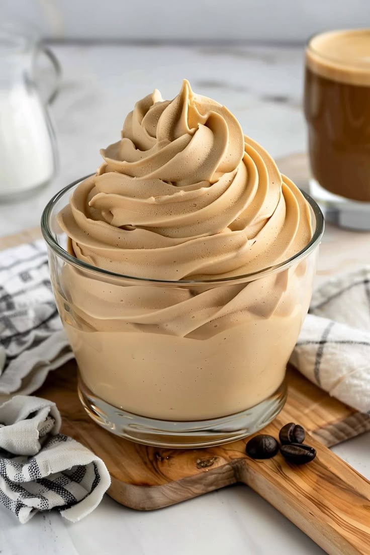 Whipped topping with flowing cream texture